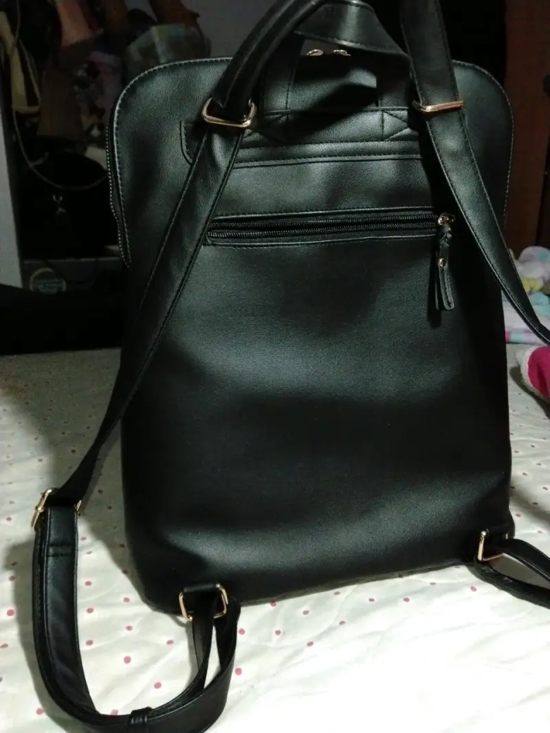 Mochila negra Secret con diseño elegante - 2