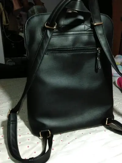 Mochila negra Secret con diseño elegante - miniatura 2