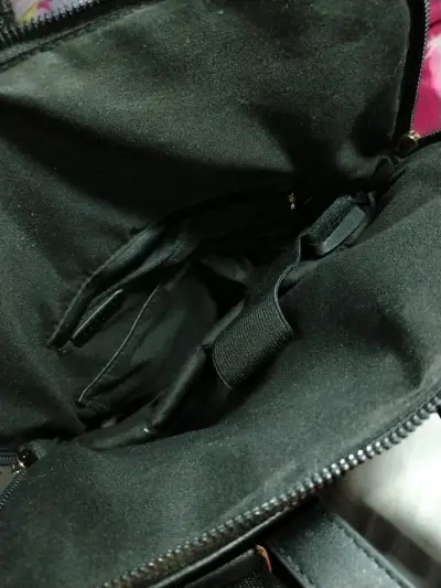Mochila negra Secret con diseño elegante - miniatura 3