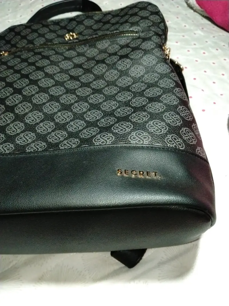 Mochila negra Secret con diseño elegante - 4