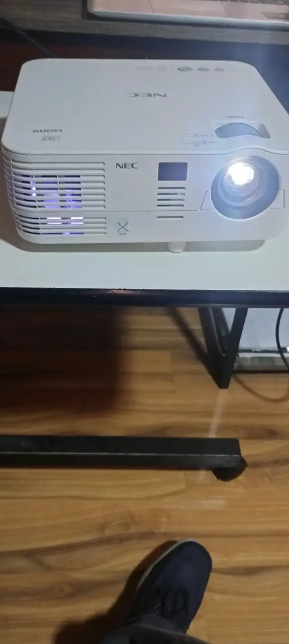 Proyector NEC con HDMI y DLP en buen estado - 1