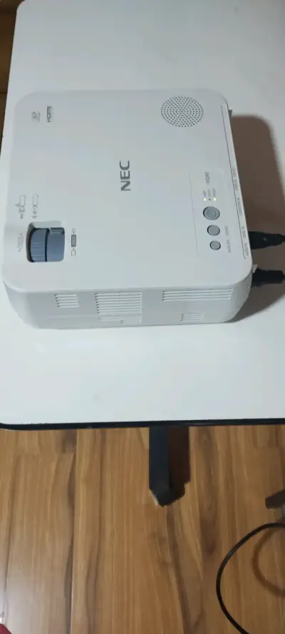 Proyector NEC con HDMI y DLP en buen estado - miniatura 3