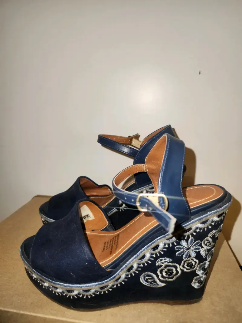 Sandalias de plataforma azul con bordado floral - 1