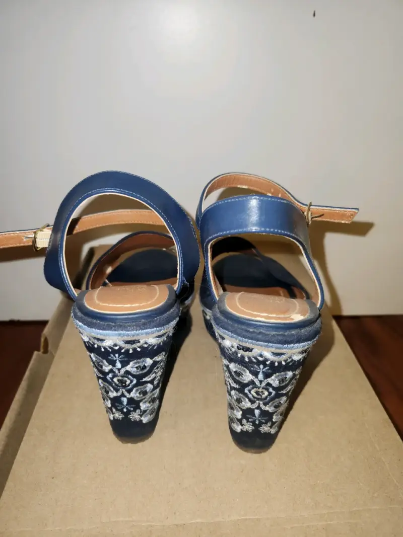 Sandalias de plataforma azul con bordado floral - 3