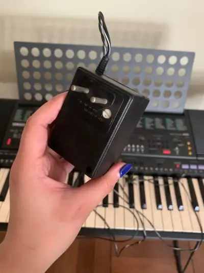 Teclado Yamaha PSR-300 con soporte y pedal - miniatura 2