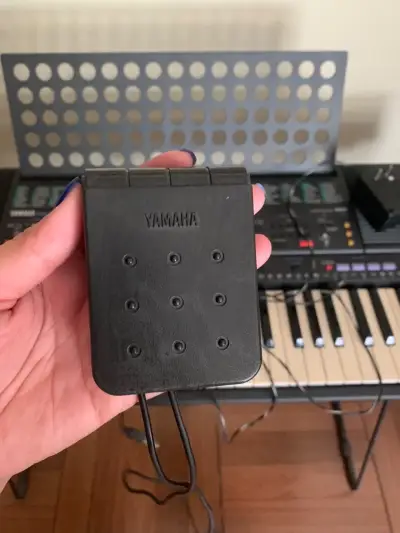 Teclado Yamaha PSR-300 con soporte y pedal - miniatura 3