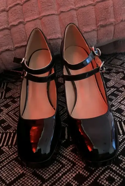 Zapatos de charol negro con tacón alto - miniatura 1