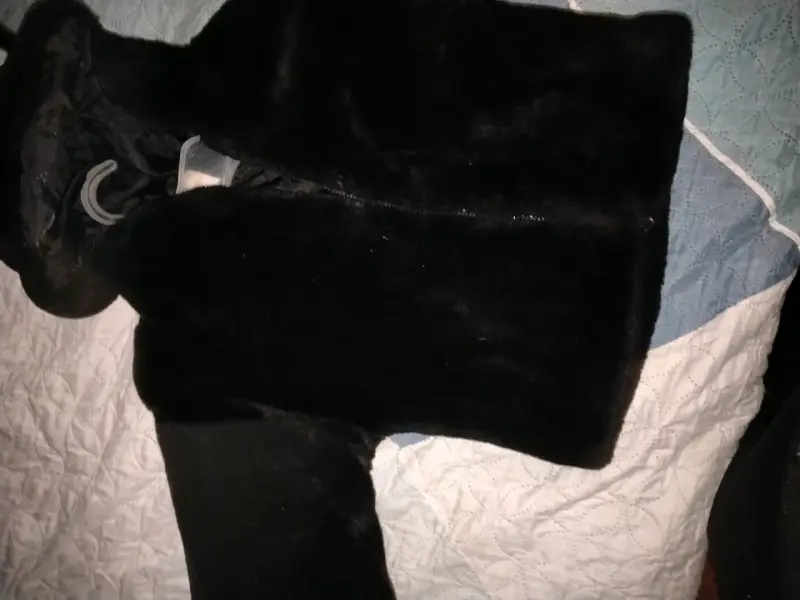 Abrigo negro con capucha y más - 1