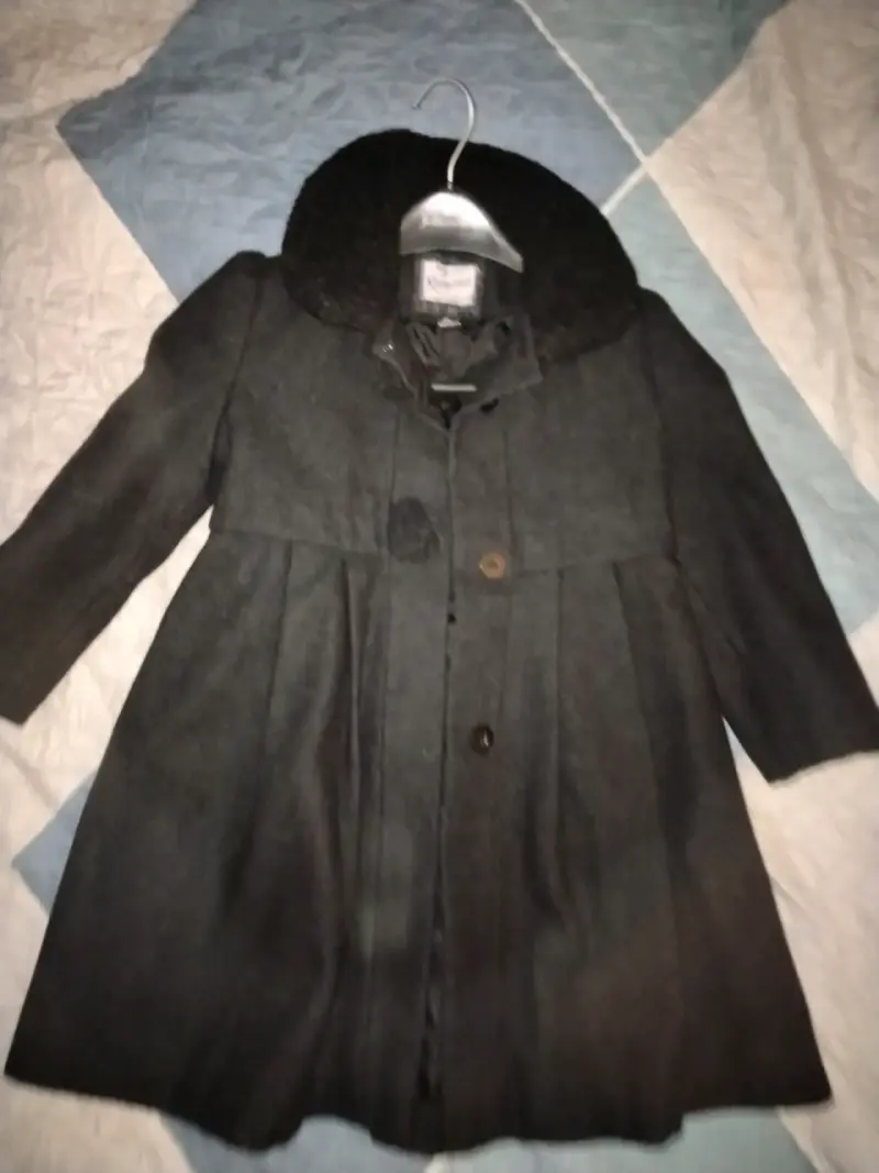 Abrigo negro con capucha y más - 2