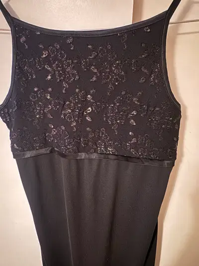Vestido negro elegante con lentejuelas - miniatura 1