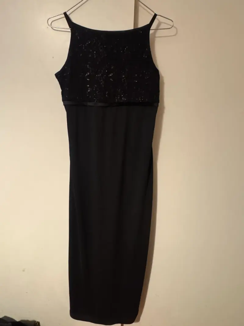 Vestido negro elegante con lentejuelas - 2
