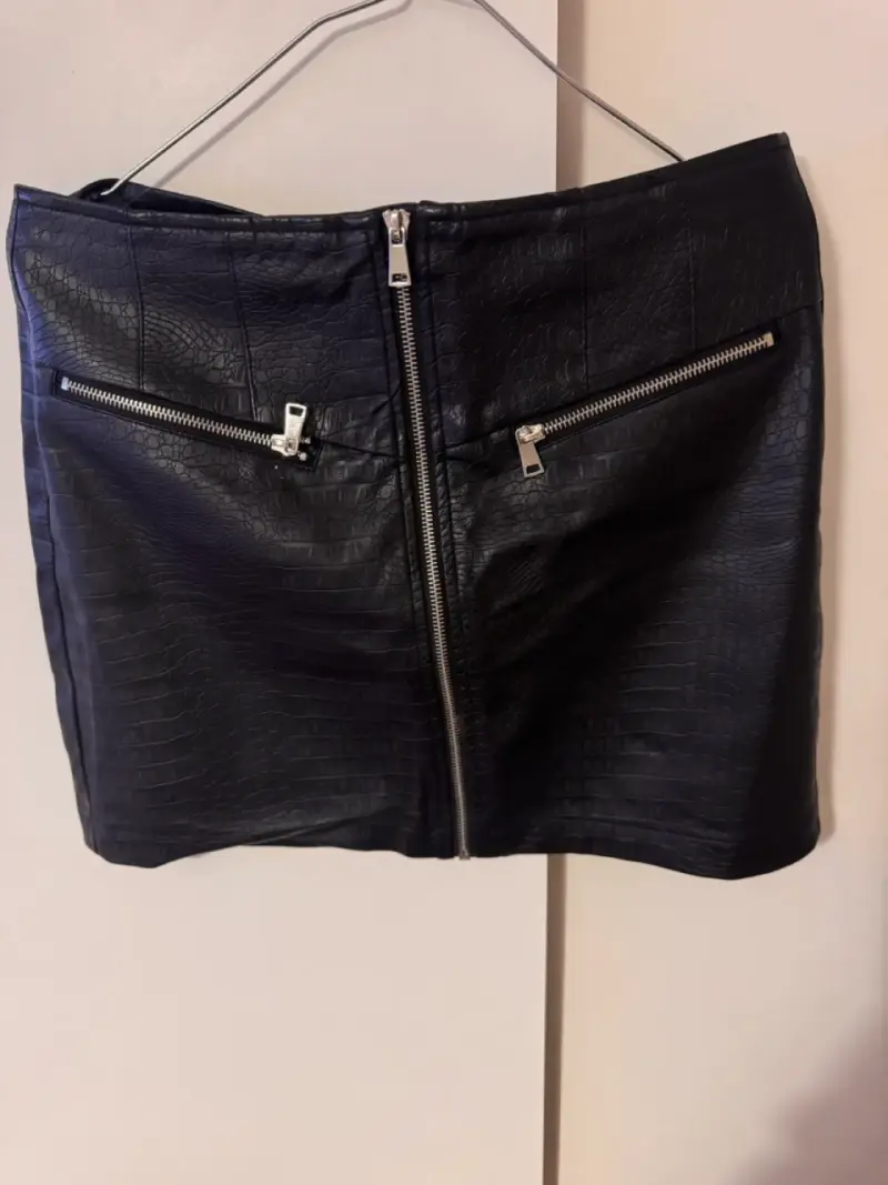 Falda Sybilla de ecocuero negra con cierre frontal - 2