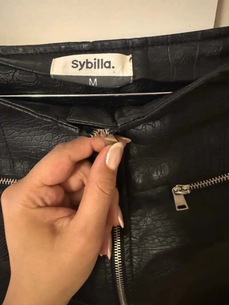 Falda Sybilla de ecocuero negra con cierre frontal - 4