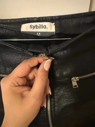 Falda Sybilla de ecocuero negra con cierre frontal - miniatura 4