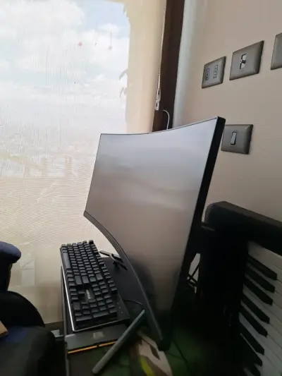 Monitor curvo MSI para gaming - miniatura 1