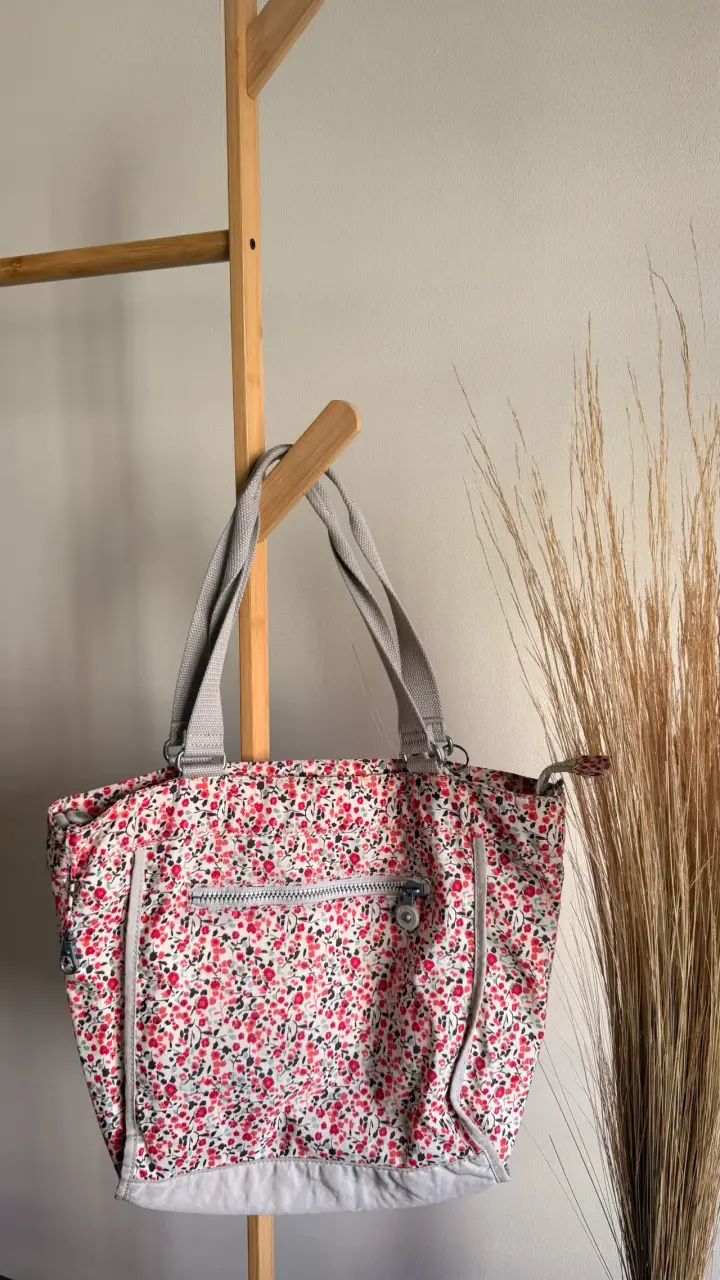 Bolso Kipling estampado floral con asas grises - 3