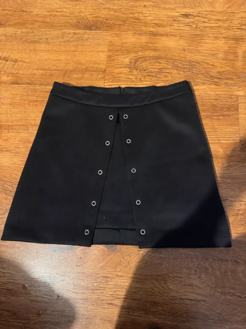 Falda marca Ash negra talla 40 - 1