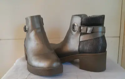 Botines de cuero gris metálico con hebilla lateral - miniatura 2