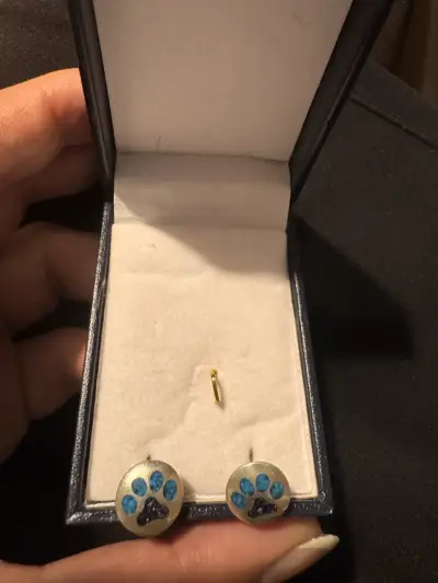 Aros de plata con diseño de patita de perro - miniatura 2