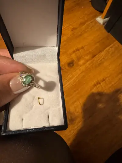 Anillo de plata con esmeralda y circonitas - miniatura 1