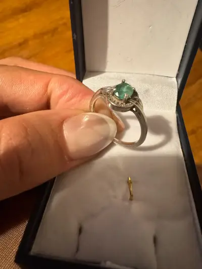 Anillo de plata con esmeralda y circonitas - miniatura 2