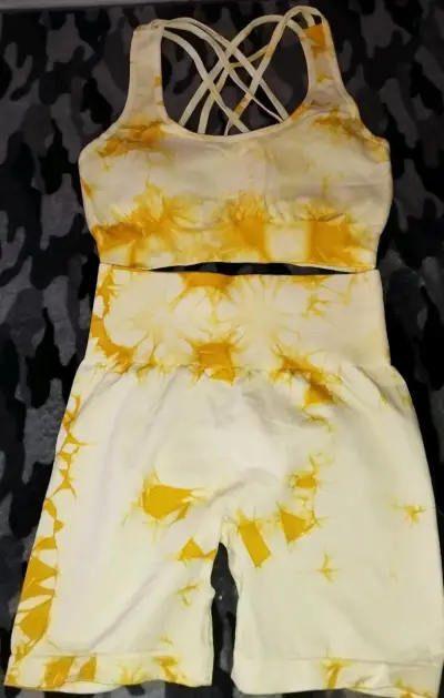 Conjunto deportivo tie-dye amarillo y blanco - miniatura 1