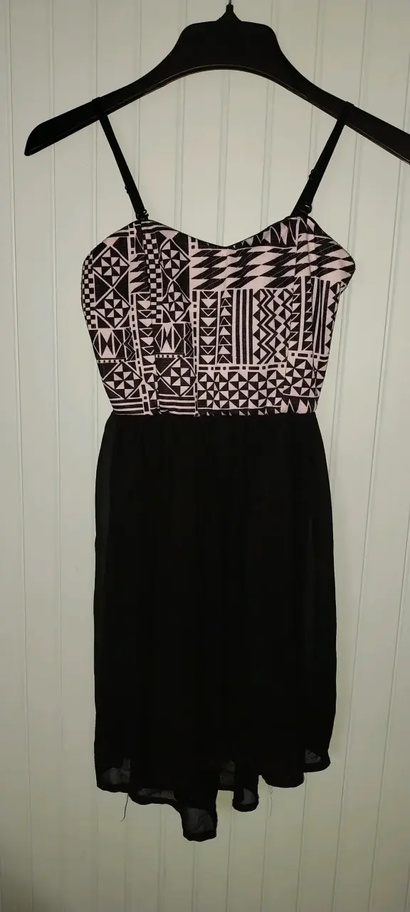 Vestido negro con estampado geométrico talla S - 2