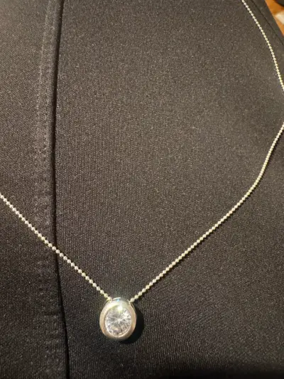 Collar de plata con colgante de cristal brillante - miniatura 1