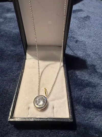 Collar de plata con colgante de cristal brillante - miniatura 4