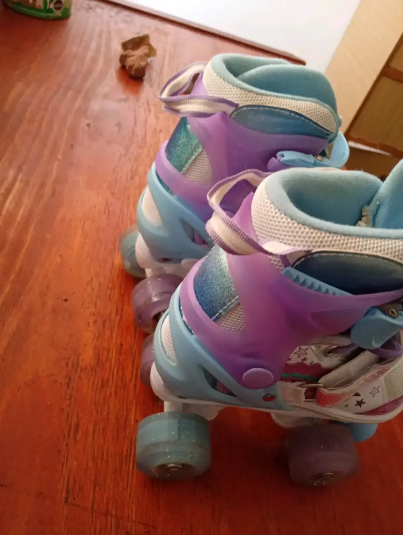 Patines de cuatro ruedas para niños con casco