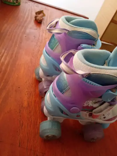 Patines de cuatro ruedas para niños con casco - miniatura 1