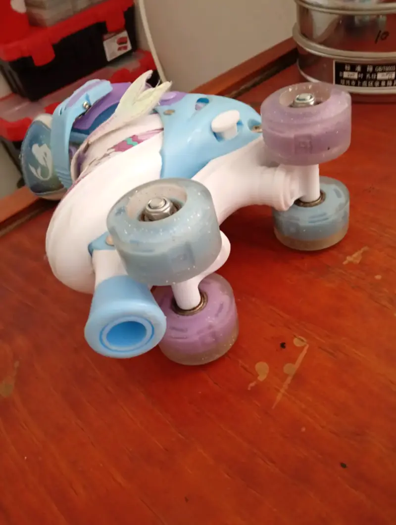 Patines de cuatro ruedas para niños con casco - 2