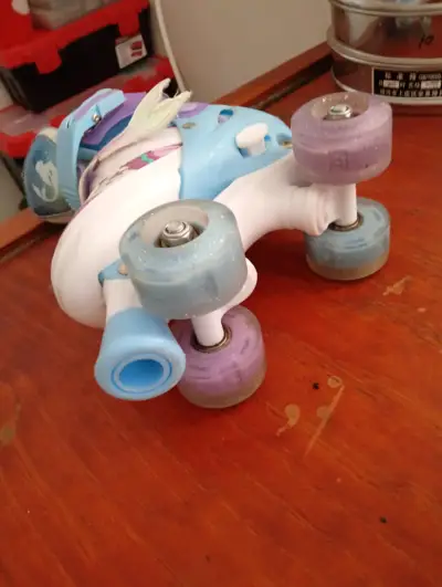 Patines de cuatro ruedas para niños con casco - miniatura 2