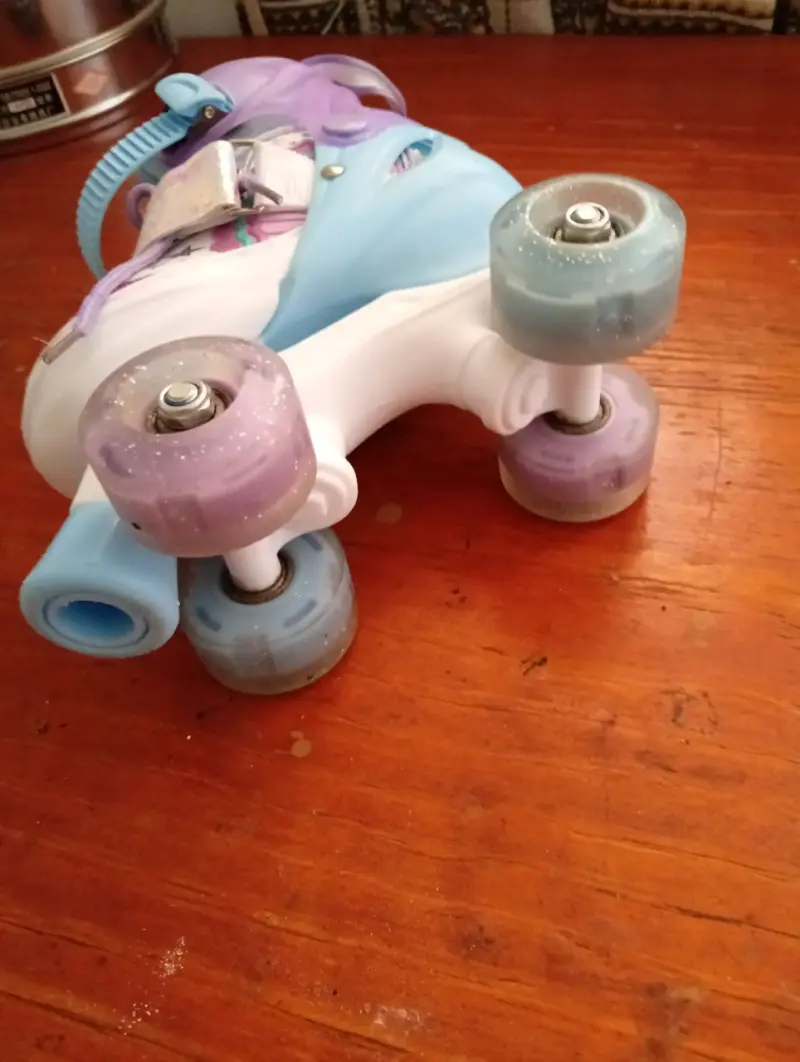 Patines de cuatro ruedas para niños con casco - 3