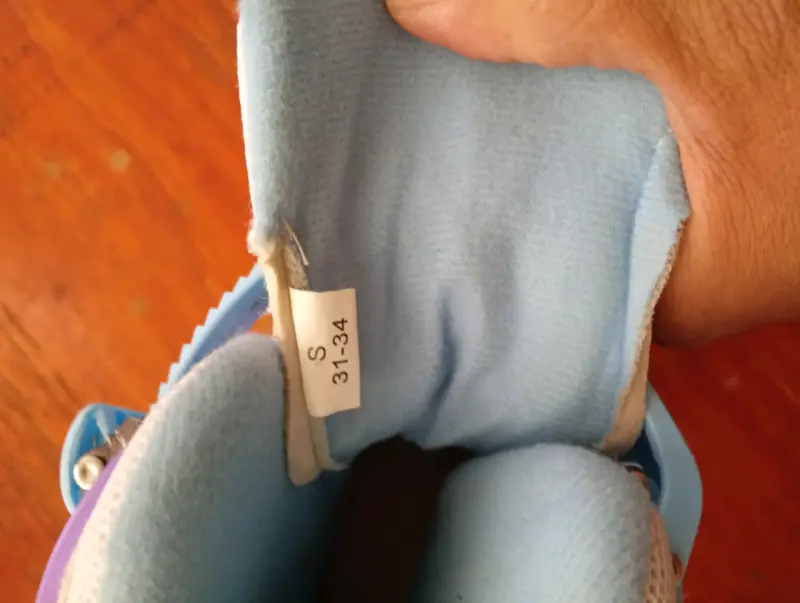 Patines de cuatro ruedas para niños con casco - 6