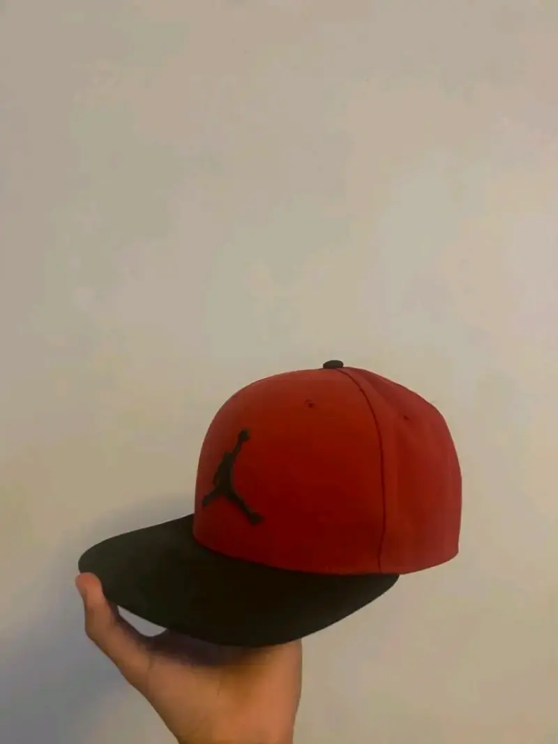 Gorra Jordan roja y negra unisex - 2