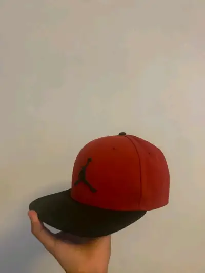 Gorra Jordan roja y negra unisex - miniatura 2