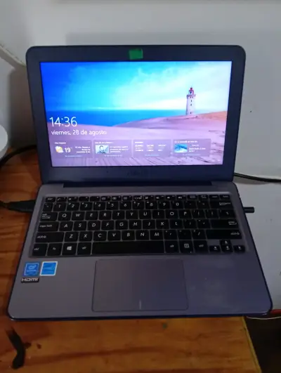 Laptop ASUS compacta con procesador Intel - miniatura 1