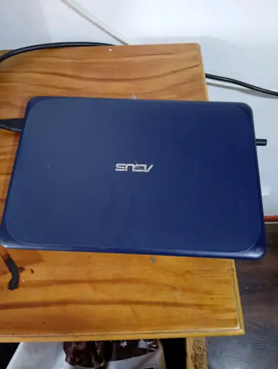 Laptop ASUS compacta con procesador Intel - miniatura 2