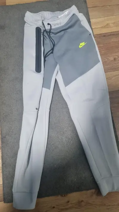 Pantalones deportivos Nike gris con logo - miniatura 1