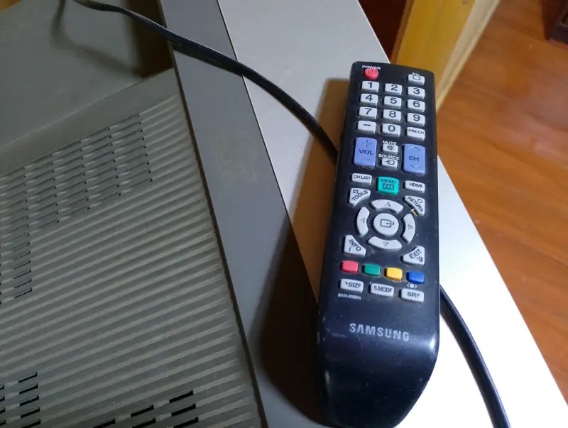 TV Antigua Samsung Tantus 25 pulgadas con control - 2