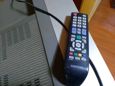 TV Antigua Samsung Tantus 25 pulgadas con control - miniatura 2