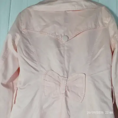 Trench rosa claro con doble botonadura para mujer - miniatura 2