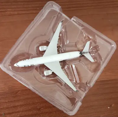 Modelo Fiji Airways Airbus A350-900 escala 1:400 - miniatura 3