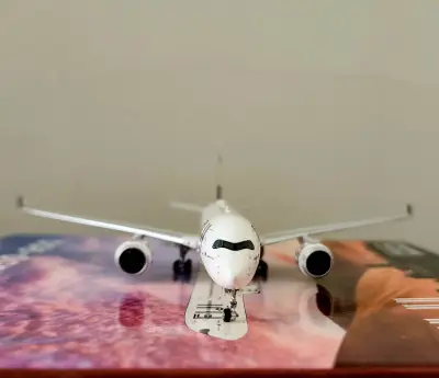 Modelo Fiji Airways Airbus A350-900 escala 1:400 - miniatura 6