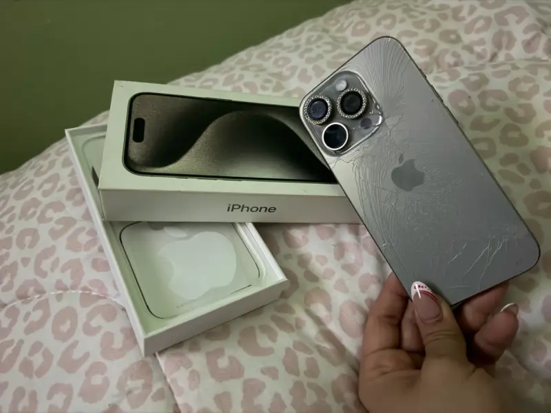 iPhone con pantalla rota para repuestos - 2