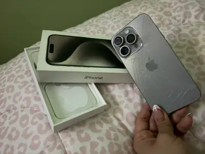 iPhone con pantalla rota para repuestos - miniatura 2