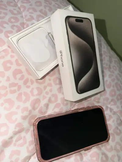iPhone con pantalla rota para repuestos - miniatura 3