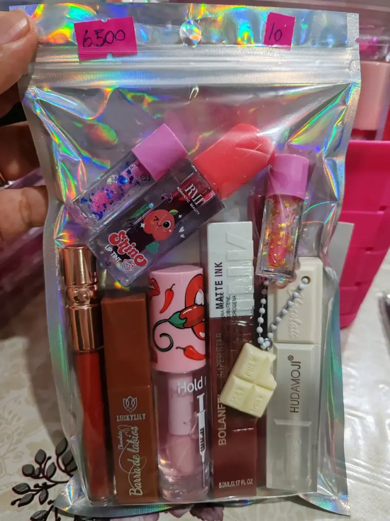 Set de maquillaje con labiales y brillos - 1