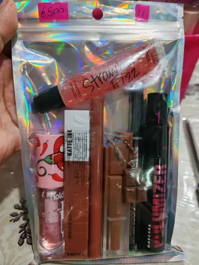Set de maquillaje con labiales y brillos - miniatura 2